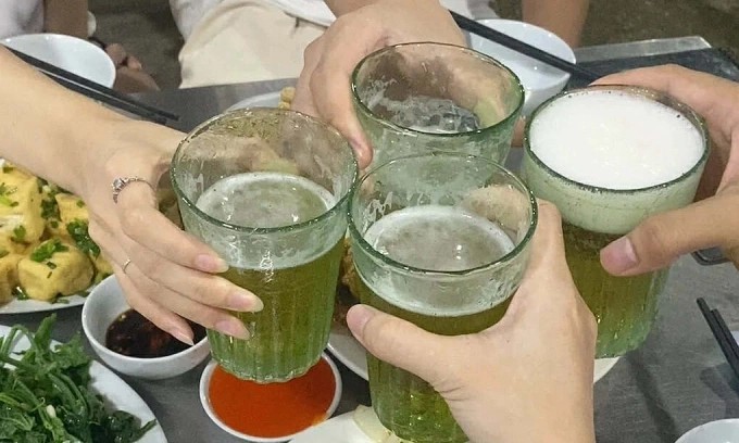 Mọi người nên ăn lót dạ trước khi uống rượu bia, không uống quá nhiều. Ảnh: Hoàng Minh