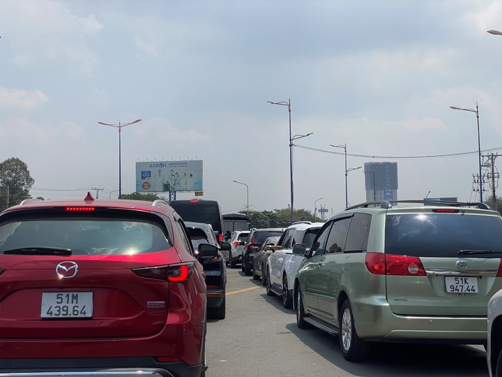 Theo các tài xế đi trên Xa Lộ Hà Nội, sở dĩ họ đổ về tuyến đường này vì các tuyến đường dẫn lên cao tốc TP.HCM - Long Thành - Dầu Giây đều bị chặn. (Ảnh: Đại Việt)