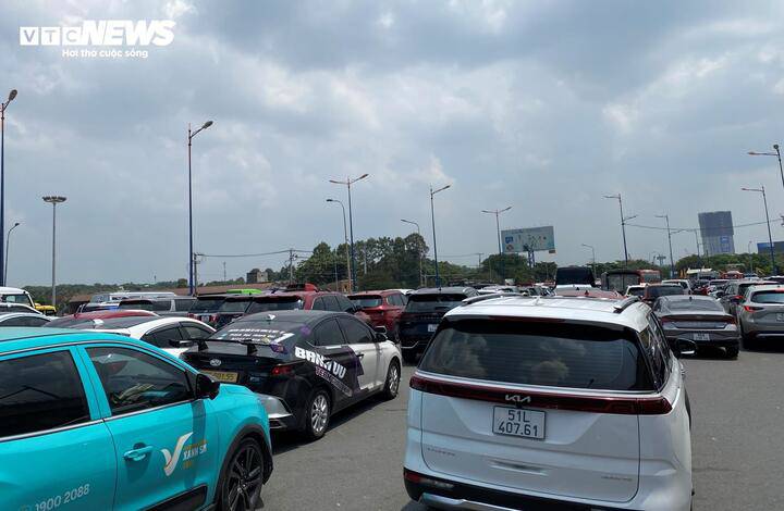 Tại Xa lộ Hà Nội, tình trạng kẹt xe kéo dài càng trở nên nghiêm trọng hơn. Hàng nghìn phương tiện xếp hàng dài từ ngã tư Thủ Đức đến cầu Đồng Nai, kéo dài hơn 10 km. (Ảnh: Đại Việt)