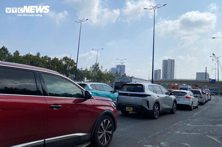 Đường Mai Chí Thọ đoạn gần vòng xoay An Phú kẹt xe liên tục từ rạng sáng đến trưa 30/4. (Ảnh: Đại Việt)