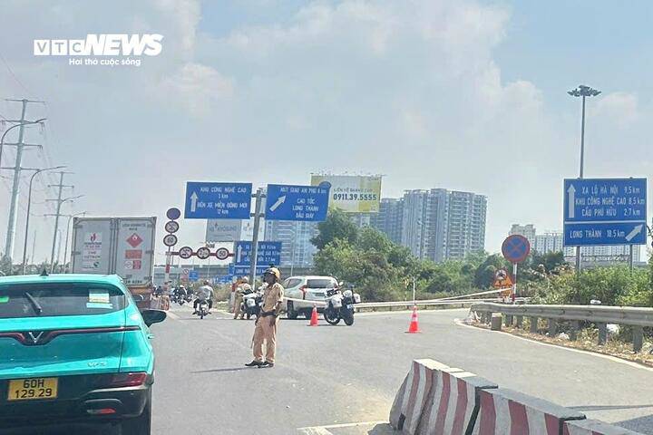 Theo CSGT, lực lượng này đã chặn các tuyến đường dẫn lên cao tốc TP.HCM - Long Thành - Giầu Dây từ rạng sáng 30/4 vì cao tốc quá tải phương tiện. Khi lượng phương tiện lưu thông giảm, các lối ra vào sẽ được mở lại.