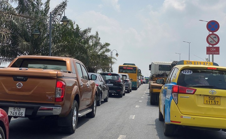 Phương tiện xếp hàng rồng rắn trên đường Võ Chí Công. (Ảnh: Đại Việt)