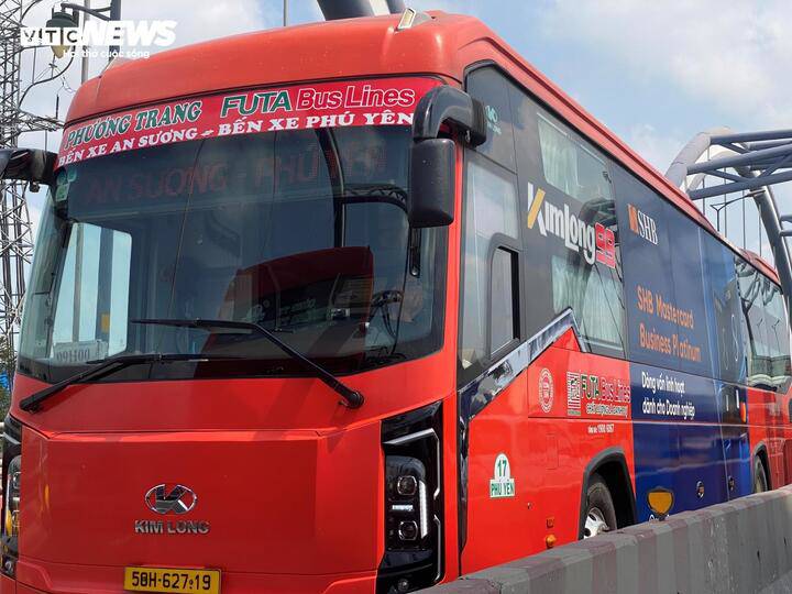 Xe giường nằm nhích từng chút một trên đường Võ Chí Công suốt hàng giờ. (Ảnh: Đại Việt)