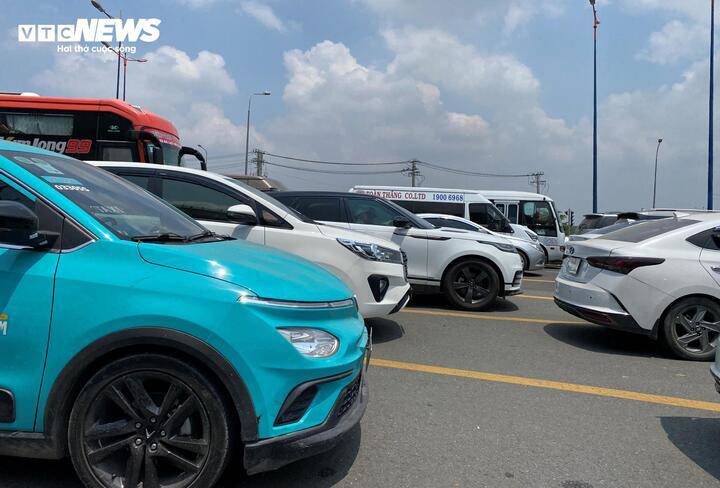 Các phương tiện “chôn chân” trên Xa lộ Hà Nội suốt nhiều giờ. Sau khi vượt qua tuyến đường này, các xe mới có thể đi ra Quốc lộ 51 để đến phường Vũng Tàu. (Ảnh: Đại Việt)