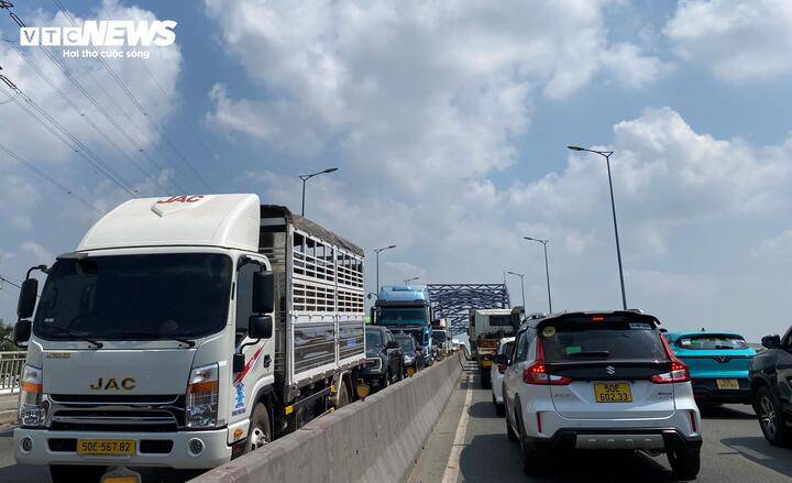 Đường Võ Chí Công cũng xảy ra tình trạng kẹt xe kéo dài hơn 5 km. Do ùn tắc và không thể lên cao tốc, các phương tiện buộc phải đổ dồn về Xa lộ Hà Nội để tiếp tục di chuyển. (Ảnh: Đại Việt)