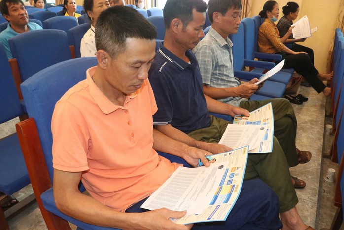 Người lao động tìm hiểu thông tin về BHXH. Ảnh: BHXH TP Hải Phòng