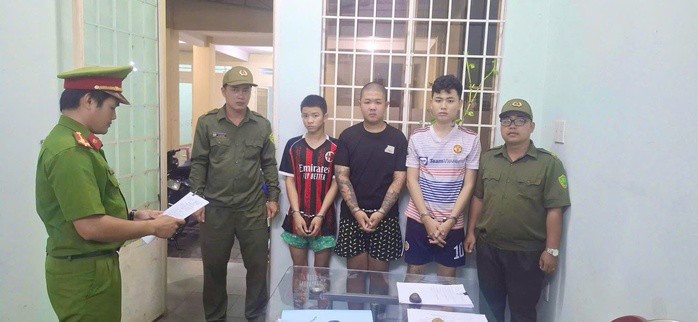 Công an khởi tố, bắt giữ nhóm thanh niên nẹt pô, mang dao tự chế gây rối trật tự trên đường phố ở Tây Ninh. Ảnh: Công an cung cấp.