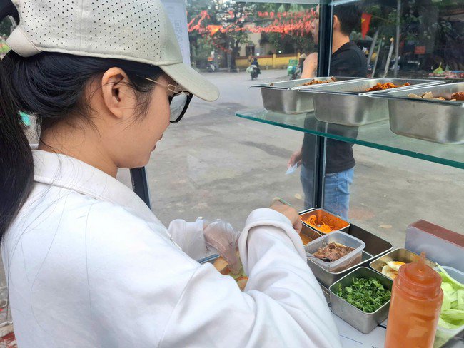Người bán hàng ăn không đeo khẩu trang. Ảnh: Quỳnh Mai.&nbsp;