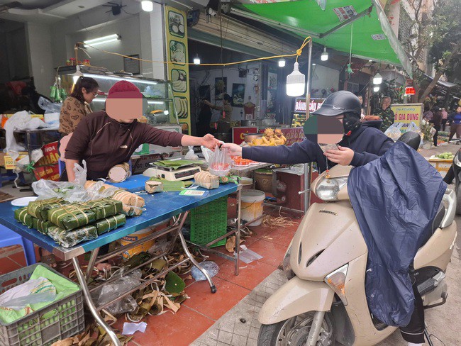 Thực tế nhiều người bán hàng ăn không đeo khẩu trang, găng tay khi bán hàng. Ảnh: Quỳnh Mai.&nbsp;
