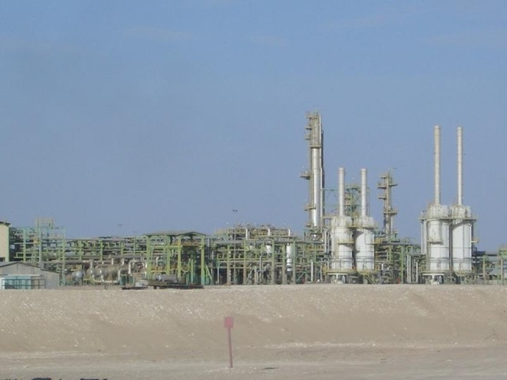 Khoảng 60–65% tổng lượng dầu của Saudi Arabia được sản xuất từ ​​năm 1948 - 2000 đến từ mỏ Ghawar. Tổng lượng dầu được khai thác tính đến đầu năm 2010 đã vượt quá 65 tỷ thùng. (Ảnh: Facebook)