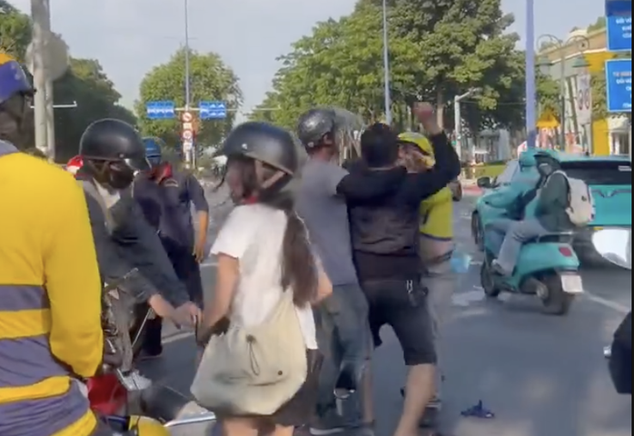 Hình ảnh ghi lại Trần Trọng Lễ và Phạm Hoàng Gia đánh nhau giữa đường.