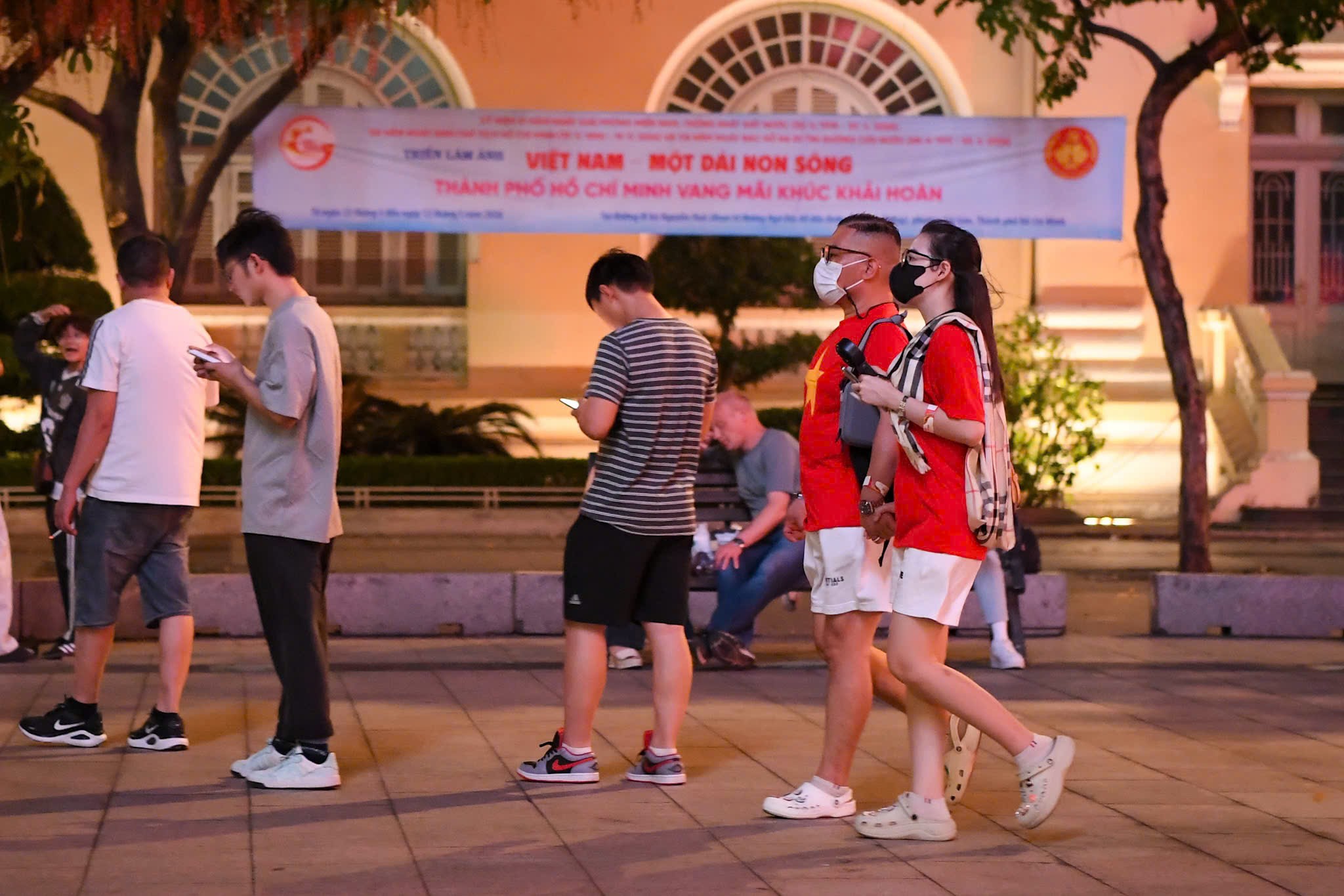 Khu vực trung tâm TPHCM mỗi lúc một đông người dân đếnn vui chơi và chờ xem bắn pháo hoa