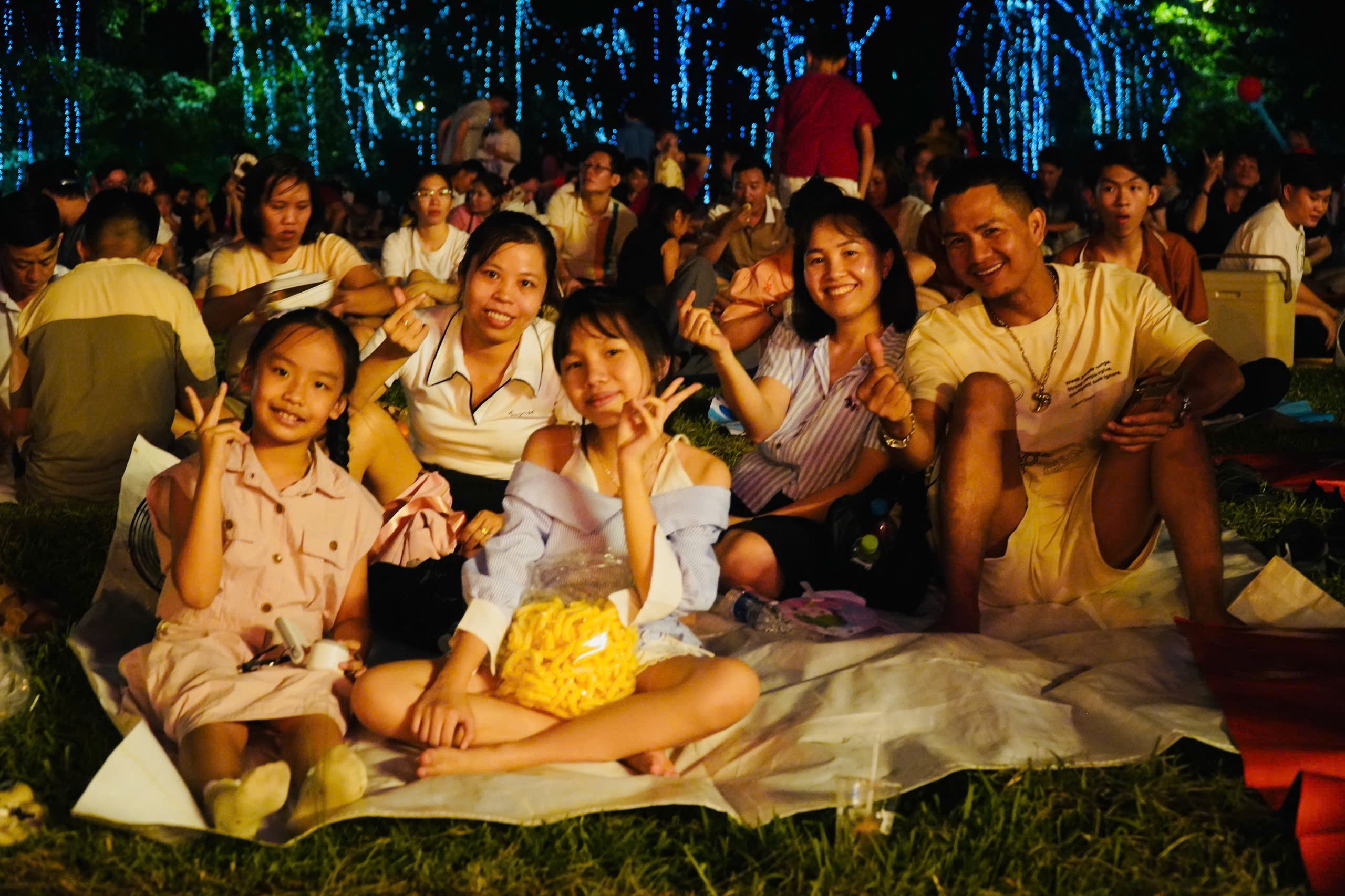 Người dân bắt đầu nô nức xuống phố, chờ xem pháo hoa - 5