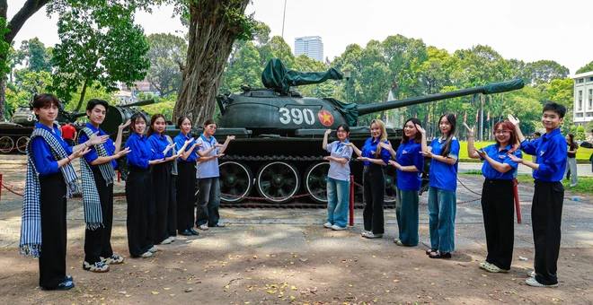Dịp này, các bạn sinh viên và đoàn viên thanh niên trong sắc áo xanh tình nguyện tham quan Dinh Độc Lập là một hình ảnh rất quen thuộc, thể hiện tinh thần "uống nước nhớ nguồn" và lòng tự hào dân tộc của thế hệ trẻ.