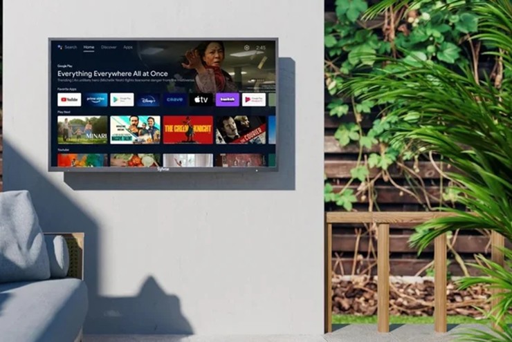 Những mẫu TV ngoài trời có giá không hề rẻ, thậm chí hang trăm triệu đồng.