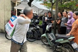 Người dân mang bao tải đựng tiền đền bù đất dự án Olympic