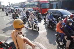 Người dân ùn ùn rời TPHCM đi nghỉ lễ