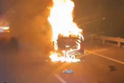 Ôtô cháy rụi, cao tốc TP HCM - Trung Lương ùn tắc 10 km