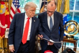 Tổng thống Donald Trump đáp trả thẳng thừng những chỉ trích gay gắt từ Berlin