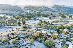 Thời tiết cực đoan hiếm thấy ở Trung Quốc: Sắp vào hè, tuyết bất ngờ rơi dày nhiều nơi