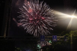 Rực rỡ pháo hoa chào mừng đại lễ 30-4 trên khắp cả nước