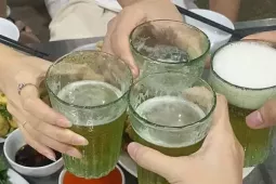 Bác sĩ hướng dẫn cách uống rượu bia ngày lễ ít gây hại