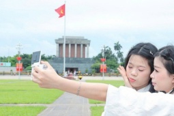 Giới trẻ rộn ràng check-in bên Lăng Bác dịp 30/4