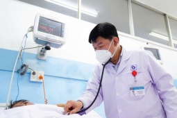 Bác sĩ cảnh báo đột quỵ gia tăng dịp nghỉ lễ, dễ nhầm với say nắng