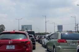 Kẹt xe hơn 10 km ở TP.HCM, phương tiện rồng rắn xếp hàng giữa nắng nóng