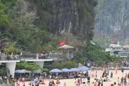 Vịnh Hạ Long nườm nượp người