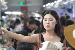 Toát mồ hôi nhìn du khách chen chân 'ăn sập' chợ Cồn Đà Nẵng