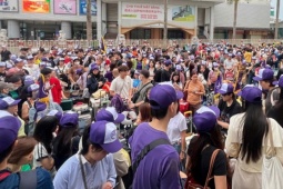 Khách đông nghịt ở cửa khẩu Lào Cai chờ du lịch Trung Quốc