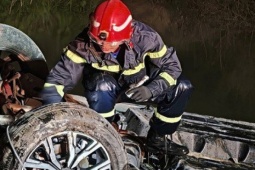 Ô tô lao xuống mương nước trong đêm, tài xế bị mắc kẹt