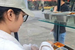 Đề xuất phạt tới 4 triệu đồng nếu để móng tay dài khi bán đồ ăn: Người bán lo lắng, người dân ủng hộ