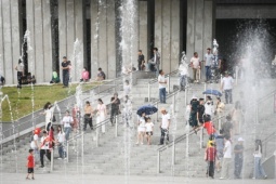 Dòng người nườm nượp đổ về Bảo tàng Lịch sử Quân sự Việt Nam dịp lễ 30/4