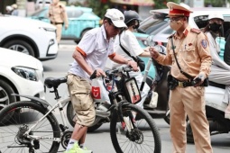 Uống 1 lon bia, người đàn ông ở Hà Nội đi xe đạp ra đường bị xử phạt