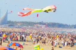 Hơn 70.000 người "phủ kín" bãi biển Vũng Tàu trong ngày 30-4