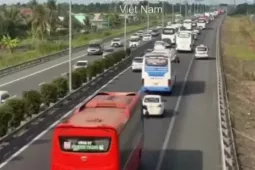 Dừng xe trên cao tốc đi vệ sinh, bị ô tô khách đâm chết tại chỗ