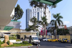 Khoảnh khắc hơn cả điện ảnh, bác sĩ tim mạch rời xe cấp cứu, chạy như bay về phòng mổ