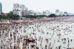 Biển Sầm Sơn ken đặc người 'giải nhiệt' dịp nghỉ lễ