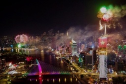 Pháo hoa rực sáng bầu trời TP HCM, Đồng Nai đêm 30/4