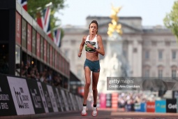 Người đẹp chạy 42km với “chân như bị xé toạc” ở London Marathon