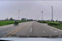 Vụ xe máy sang đường bị ô tô húc ngã xuống ruộng: Lỗi tại ai?