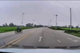 Vụ xe máy sang đường bị ô tô húc ngã xuống ruộng: Lỗi tại ai?