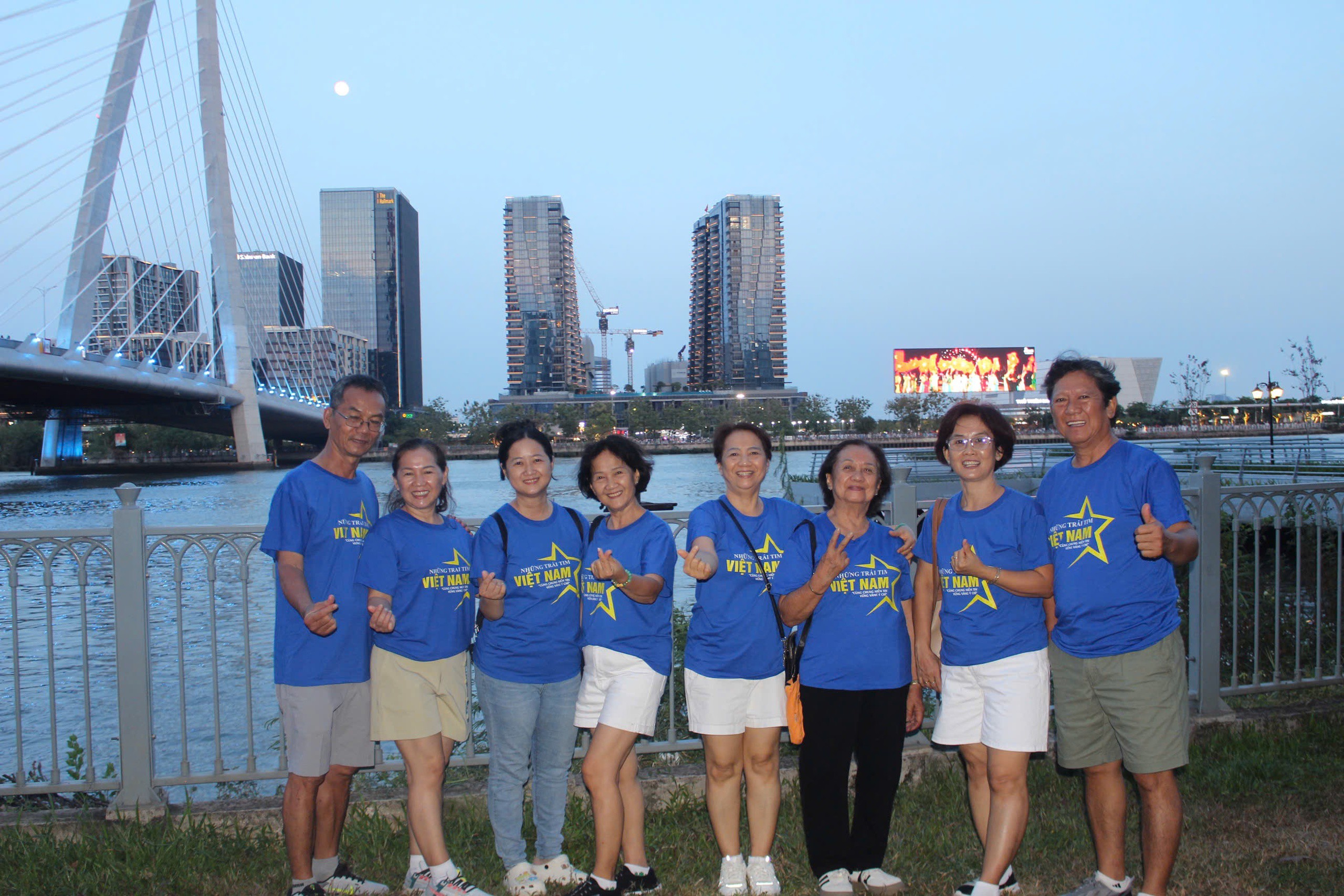 Nhiều người đi theo nhóm, lựa chọn vị trí để chờ xem bắn pháo hoa