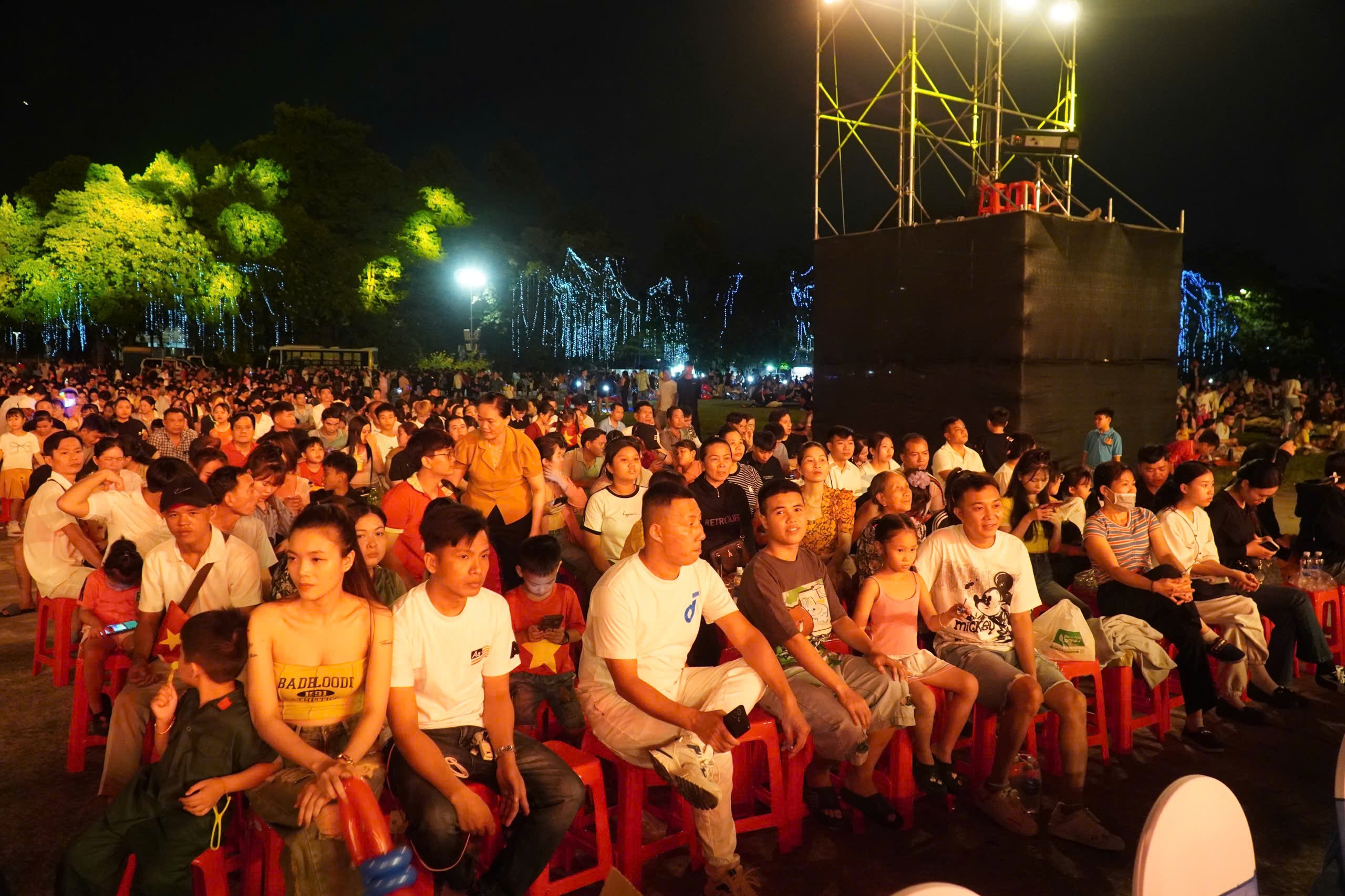 Người dân bắt đầu nô nức xuống phố, chờ xem pháo hoa - 6