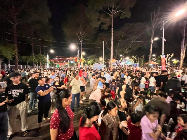 Rực rỡ pháo hoa chào mừng đại lễ 30-4 trên khắp cả nước - 26