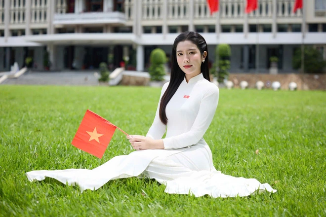 Các bạn trẻ diện áo dài trắng, tay cầm cờ tổ quốc chụp ảnh vào dịp lễ 30/4 đang trở nên phổ biến, mang đến hình ảnh vừa truyền thống, vừa hiện đại và lan tỏa niềm tự hào dân tộc.