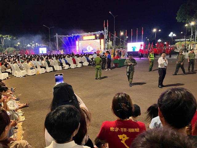 Rực rỡ pháo hoa chào mừng đại lễ 30-4 trên khắp cả nước - 27