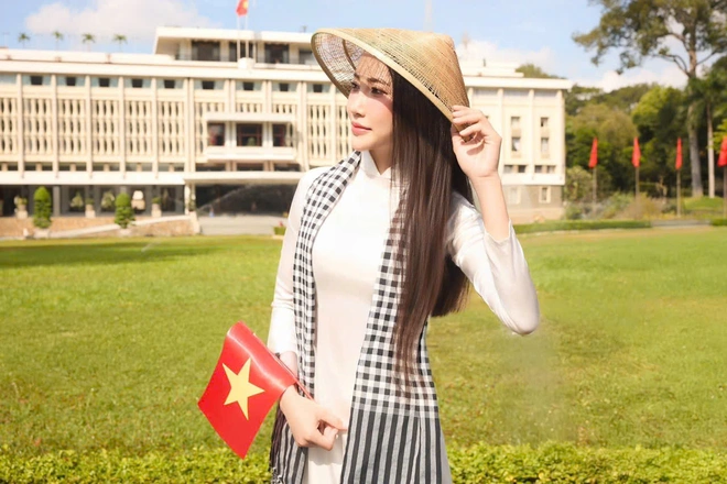 Các bạn trẻ diện áo dài trắng, tay cầm cờ tổ quốc chụp ảnh vào dịp lễ 30/4 đang trở nên phổ biến, mang đến hình ảnh vừa truyền thống, vừa hiện đại và lan tỏa niềm tự hào dân tộc.